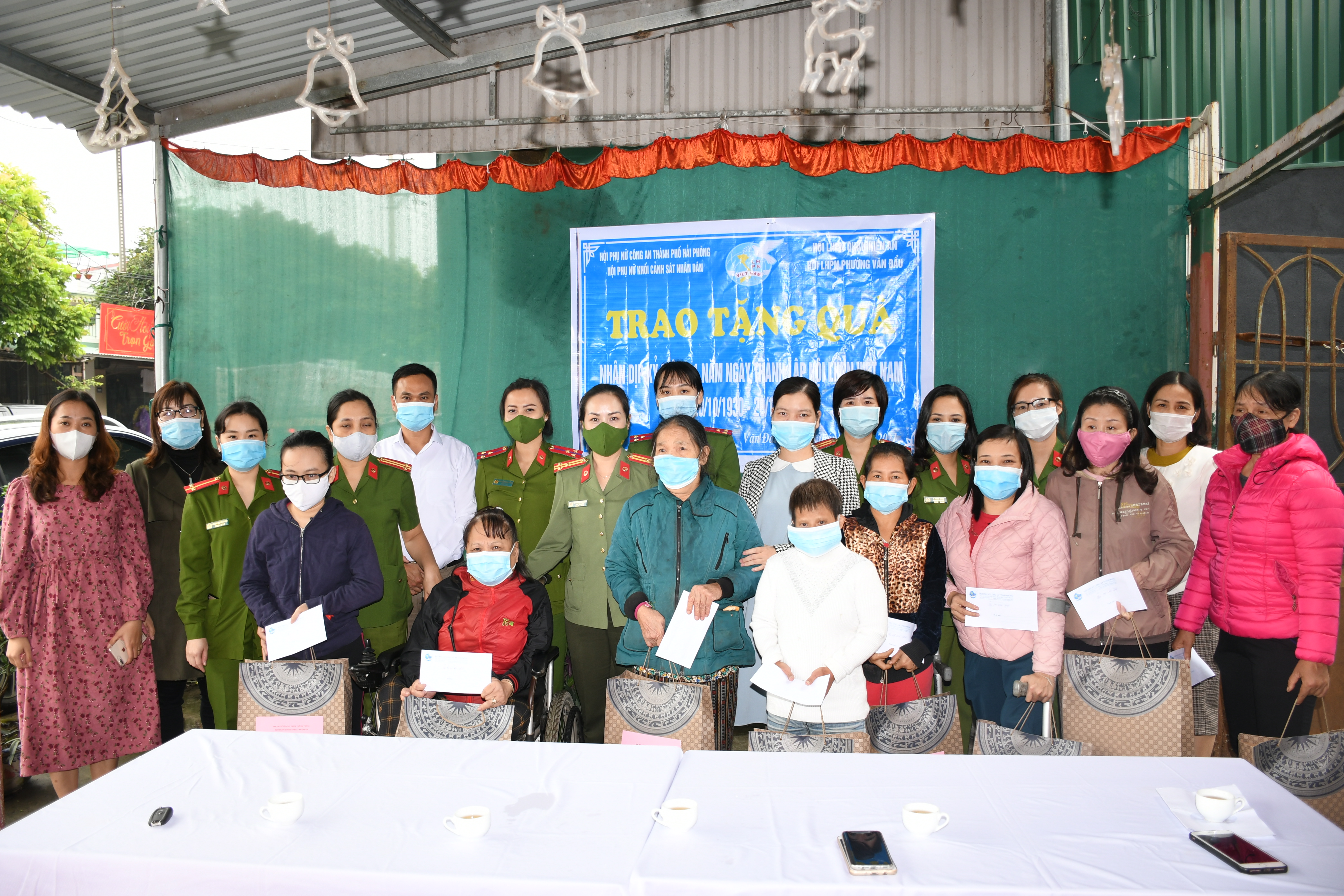 Hội phụ nữ khối Cảnh sát nhân dân: Thăm và tặng quà 10 Hội viên phụ nữ khuyết tật, hoàn cảnh khó khăn do dịch COVID-19